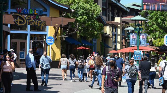 La gente visita Downtown Disney en Anaheim, California el primer día que el complejo de tiendas y restaurantes al aire libre ha estado abierto al público desde que cerró a mediados de marzo en medio de la pandemia de COVID-19. (Foto: AFP / Robyn Beck).