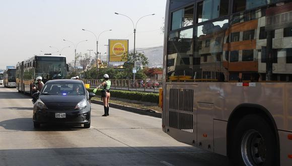 El agente policial invadió la vía exclusiva del Metropolitano, entre las estaciones Los Jazmines y Honorio Delgado. Foto: GEC