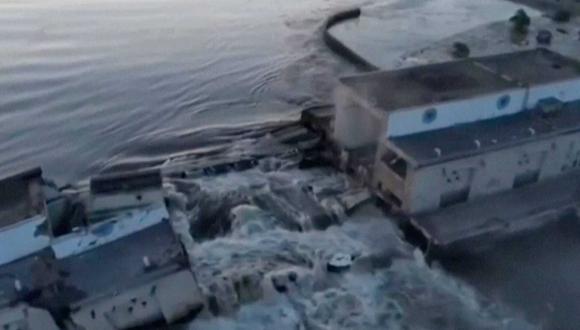 Imagen tomada de un vídeo de la Presidencia de Ucrania, de los daños en la presa de Kajovka, en Kherson, el 6 de junio de 2023. (Captura de la Presidencia de Ucrania vía AP)