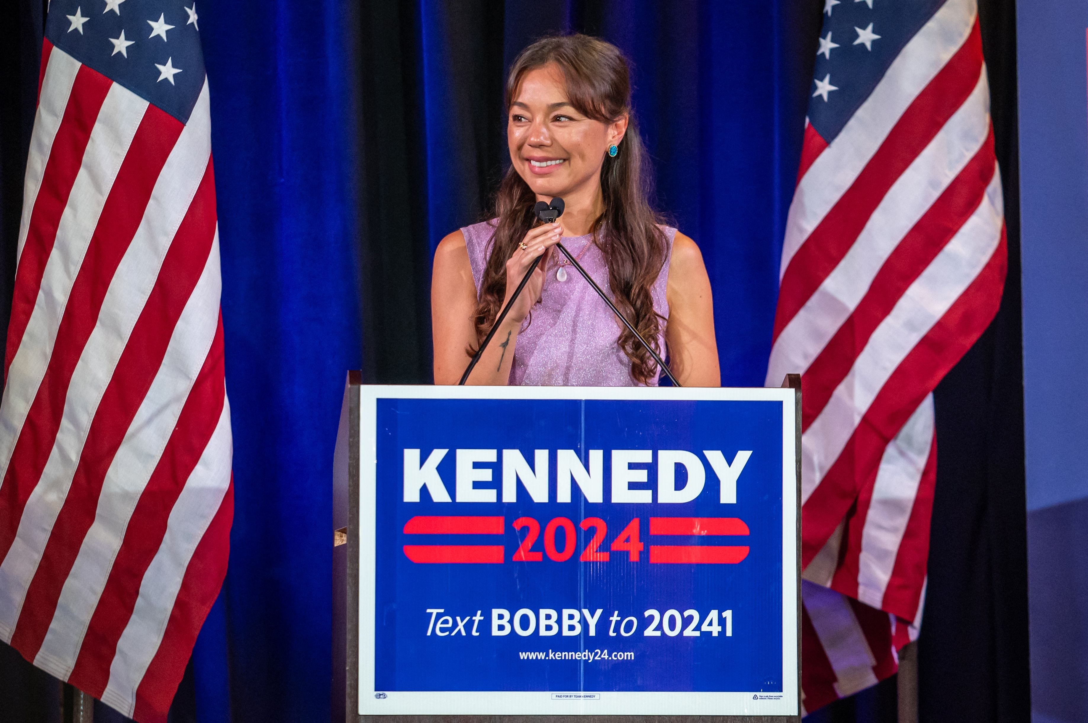 La candidata a la vicepresidencia Nicole Shanahan habla durante un mitin del candidato presidencial independiente Robert F. Kennedy Jr. el 13 de mayo de 2024 en Austin, Texas. (Foto de SERGIO FLORES/AFP).
