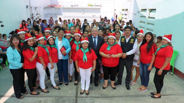 Los trabajadores y jueces de la Corte Superior de Justicia del Santa, en Áncash, celebraron la Navidad con más de 130 mujeres internas del penal de Chimbote (Foto: Corte del Santa)