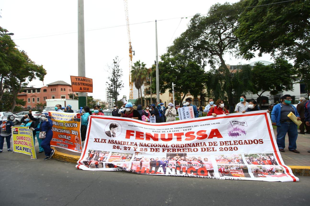 Un grupo de trabajadores del Ministerio de Salud (Minsa), entre los que figuran profesionales de la salud, realizaron este miércoles una protesta frente a la sede central del sector. (Foto: Fernando Sangama)