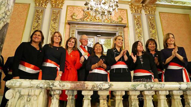 PPK saludó a los invitados y la prensa en compañía de todas las ministras mujeres que ahora son parte de su gabinete, incluyendo a Fiorella Molinelli y Ana María Choquehuanca. (Difusión)