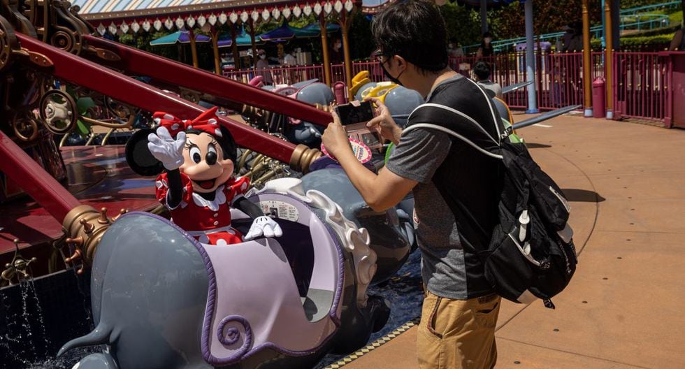 Disneyland Hong Kong abrió hoy sus puertas al público tras permanecer seis meses cerrado por la pandemia de coronavirus. (EFE/EPA/JEROME FAVRE).