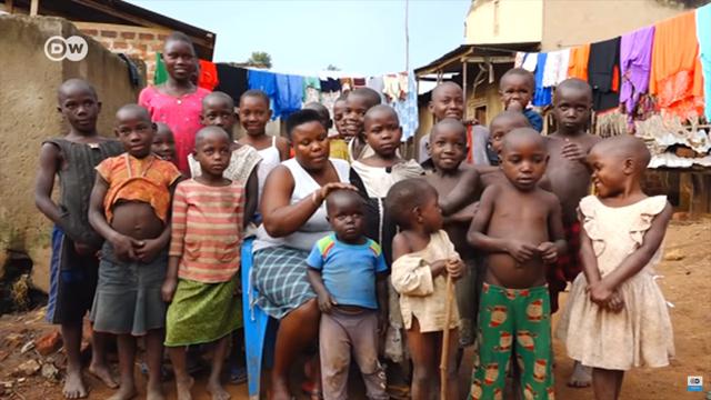 Mariam Nabatanzi: La madre de Uganda de 39 años que ha dado a luz a 44 hijos, entre ellos cuatrillizos, trillizos y mellizos. Foto: Captura de video