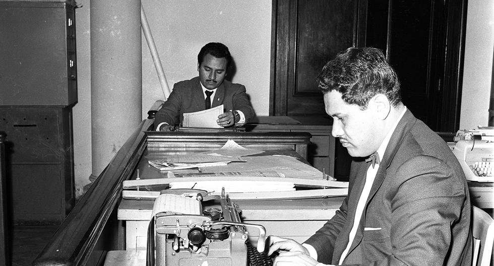 Periodistas del diario decano en la sala de redacción. Postal de 1966. Foto: GEC Archivo Histórico