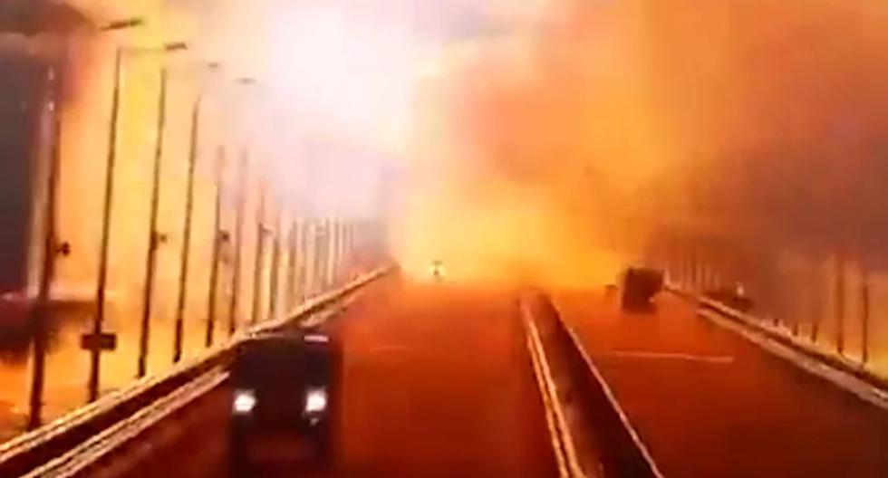 El momento de la explosión en el puente de Crimea que es atribuida a Ucrania. (Captura de video).