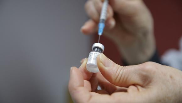 (FILES) In this file photo taken on August 13, 2021 a health worker prepares a jab of the Pfizer-BioNtech Covid-19 vaccine at the Cau Hansen's Event Center, located in the city of Joinville, state of Santa Catarina, Brazil. - Brazil's health regulator approved the Pfizer-BioNTech Covid-19 vaccine on December 16, 2021 for use in children aged five to 11, clearing the way for the hard-hit country to join the growing list of those extending vaccination to kids. (Photo by Carlos  JUNIOR / AFP)