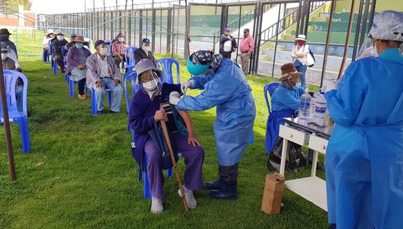 La labor de inoculación de dosis en la Ciudad Blanca se verá reforzada por una brigada del Minsa que arribará desde la capital. (Foto: Pedro Torres/Referencial)