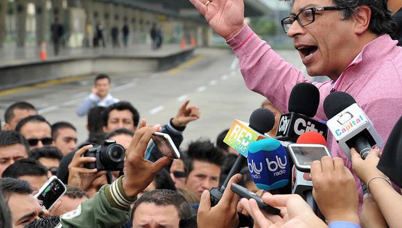 Gustavo Petro intenta calmar a un grupo de manifestantes que protestan contra el sistema de transporte público Transmilenio, en Bogotá, Colombia, el 4 de marzo de 2014. (GETTY IMAGES).