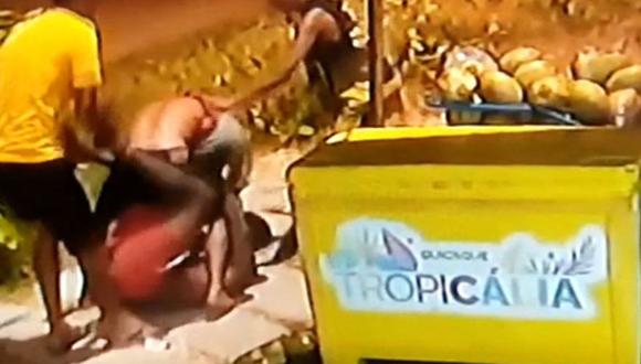 Esta captura tomada de un video obtenido por la Policía Civil brasileña el 1 de febrero de 2022 muestra a unos hombres golpeando a un joven inmigrante congoleño en Río de Janeiro el 24 de enero de 2022. (HANDOUT - AFP).