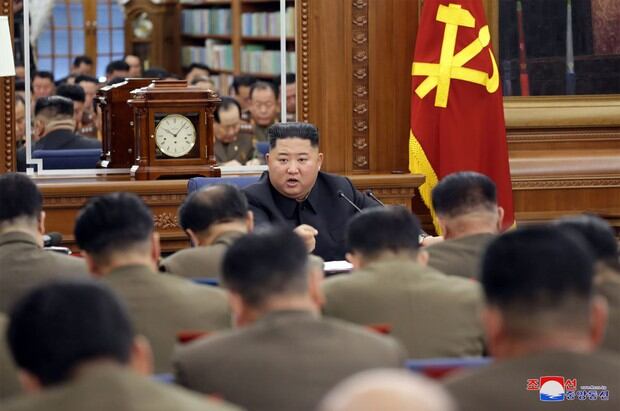 El líder norcoreano Kim Jong-un asistiendo a la Tercera Reunión Ampliada de la Séptima Comisión Militar Central del Partido de los Trabajadores de Corea (WPK) en un lugar no revelado (Foto: AFP)