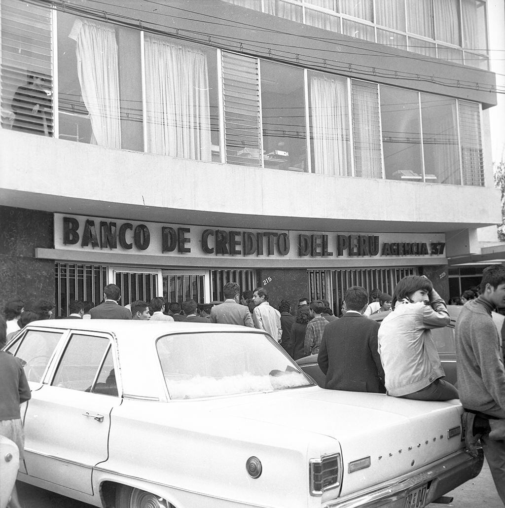Foto referencial de una agencia del Banco de Crédito en Lima. La imagen fue tomada el 15 de octubre de 1971 en el local de esa entidad financiera de Jesús María. (Foto: GEC Archivo Histórico)