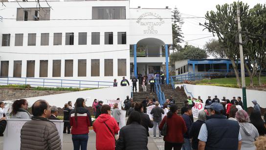 Los vecinos se movilizaron hasta la Municipalidad de Santiago de Surco.