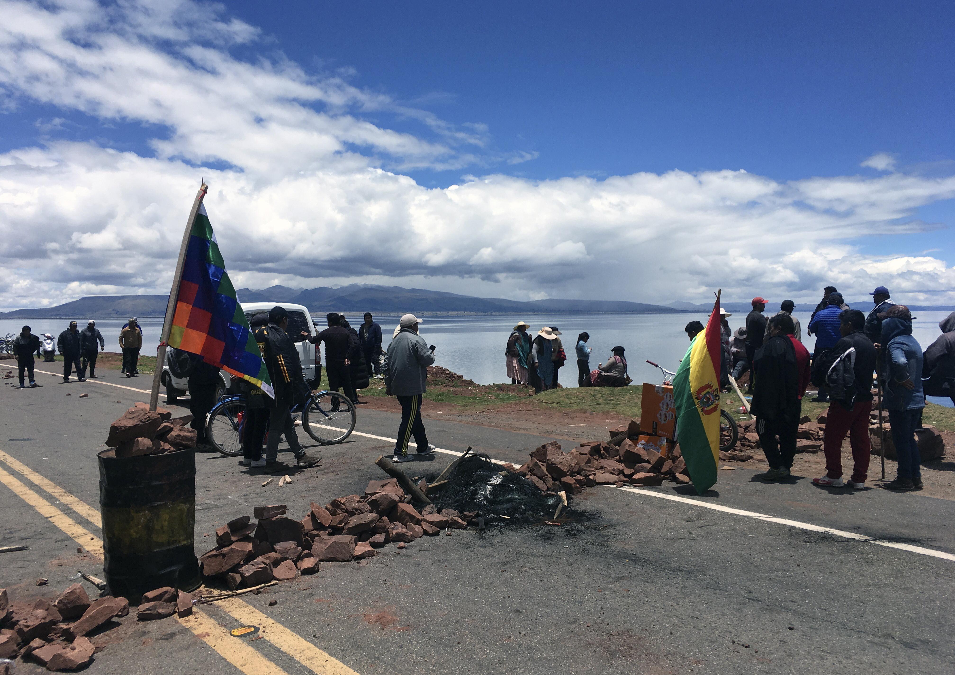 Bolivianos de Desaguadero, sin oponerse ni apoyar al ex presidente Evo Morales u otros políticos, bloquearon el camino que conecta con La Paz por temor a los saqueadores", el 12 de noviembre de 2019. Foto: AFP