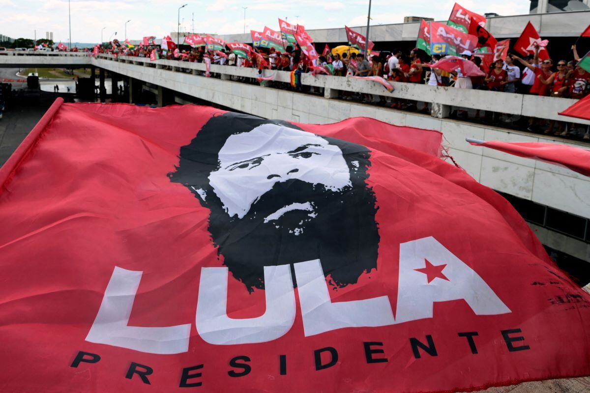 Lula da Silva's supporters wave flags during a campaign rally on a street in Brasilia, on October 29, 2022. (EVARISTO SA / AFP)