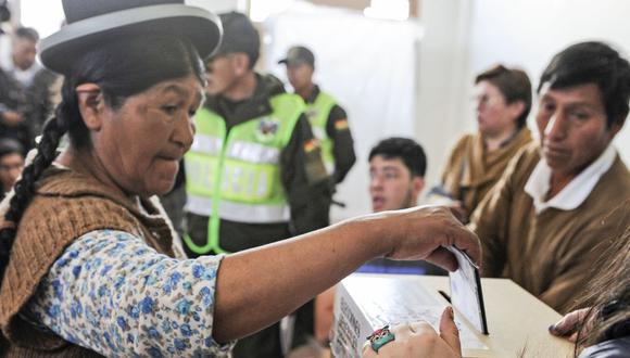 Una mujer aymara emite su voto durante las elecciones presidenciales en Bolivia el el 20 de octubre de 2019. (Foto de JORGE BERNAL / AFP).