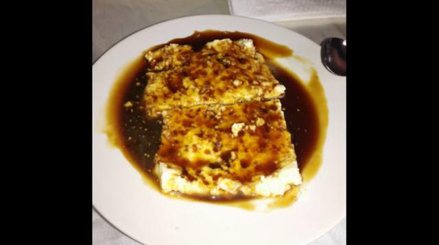 Quesillo con miel, un postre piurano que se sirve en el Club Huancabamba.