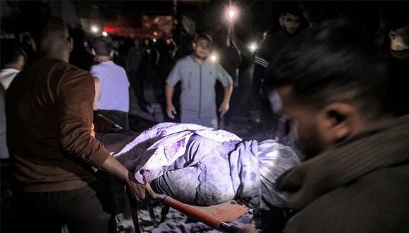 Gente lleva en una camilla el cuerpo de una víctima que murió en el lugar de un edificio alcanzado por un bombardeo israelí en Rafah, en el sur de la Franja de Gaza, el 7 de mayo de 2024. (Foto de AFP)