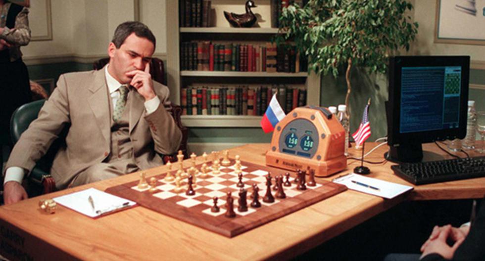 Gary Kasparov tuvo que afrontar varias derrotas hasta que pudo finalmente derrotar a la máquina Deep Blue. Fue el duelo del siglo en ajedrez (Foto: AP)