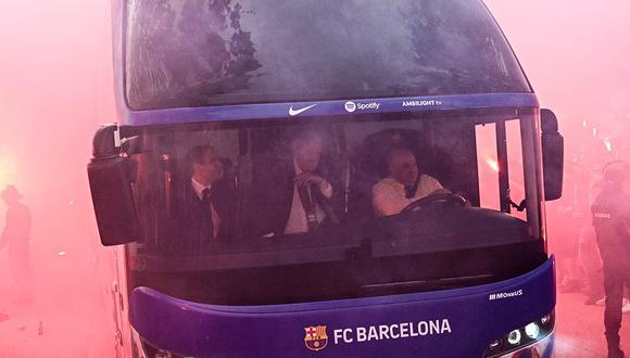 Previo al partido ante PSG, fanáticos de Barcelona lanzaron objetos al bus de su equipo cuando llegaban al Estadio Olímpico de Montjuic.
