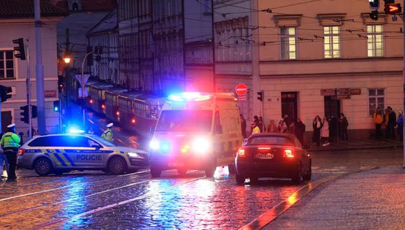 Una ambulancia se dirige rápidamente al lugar de un tiroteo en el centro de Praga, el 21 de diciembre de 2023. Según la policía checa, varias personas murieron y "decenas" resultaron heridas en un incidente ocurrido en la capital de la República Checa | Foto: EFE/EPA/MARTIN DIVISEK