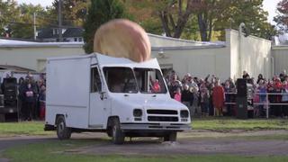 YouTube: aplastan camioneta con calabaza de 550 kilos