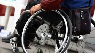 China dona 580 sillas de ruedas para personas con discapacidad
