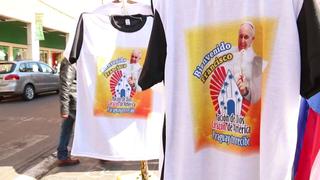 Banderas de Paraguay y del Vaticano esperan al Papa [VIDEO]