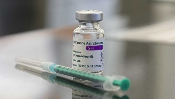 AstraZeneca pudo haber incluido datos “desactualizados” en ensayos de vacuna en Estados Unidos. (Foto: THOMAS KIENZLE / AFP).