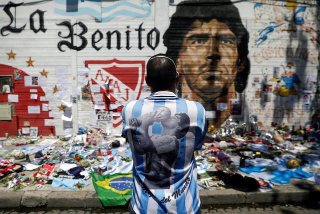 Un hombre lamenta la muerte de la leyenda del fútbol Diego Armando Maradona, afuera del estadio de Argentinos Juniors en Buenos Aires, Argentina. (REUTERS/Ricardo Moraes).