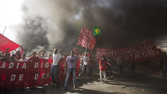 Protestas se desbordan en Brasil a un mes del Mundial - 2