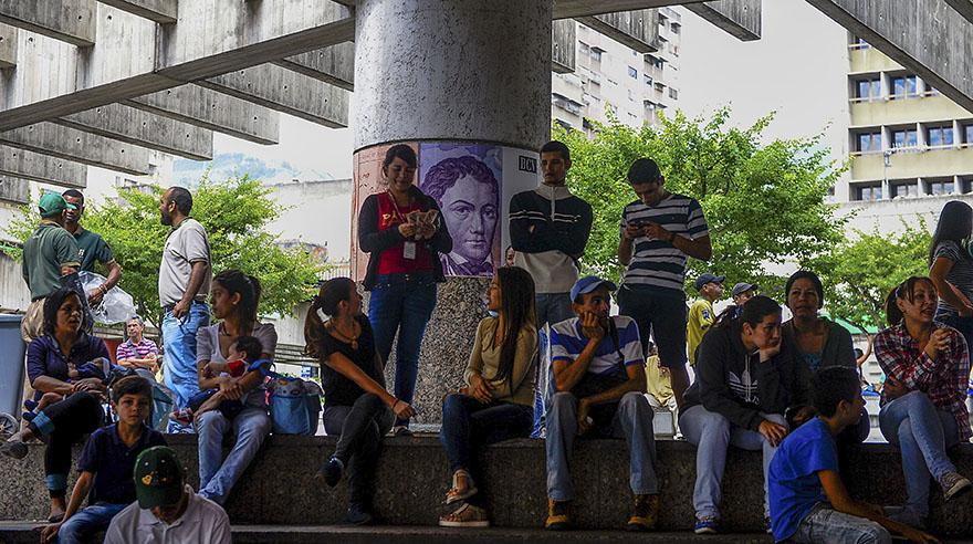 Venezolanos protestan, billetes en mano, por falta de efectivo - 11