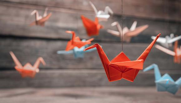 Solo requieres de l&aacute;minas de papel, alg&uacute;n tipo de pegamento e hilos de nylon o cordones para decorar con figuras de origami.(Foto: Shutterstock)