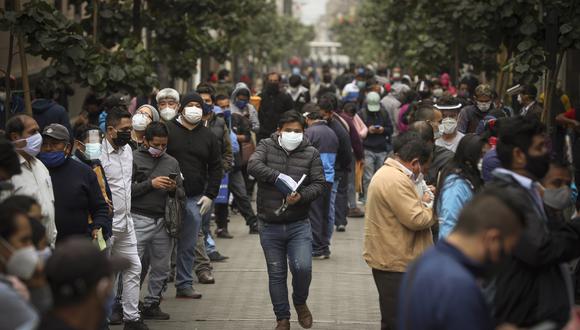 "Los tiempos, en suma, nos exigen adaptación y demandan que, como periodistas, estemos atentos a lo que los peruanos necesitan para aplacar la incertidumbre actual y para que el futuro se vea con mayor claridad". (AP Photo/Martin Mejia)