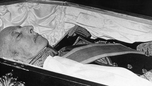 En noviembre de 1975 el cuerpo de Franco yació en capilla ardiente en el palacio de El Pardo en Madrid. (Getty Images vía BBC)