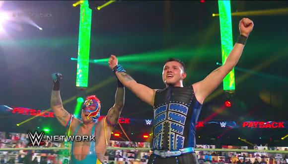 Rey Mysterio y su hijo Dominik celebrando la victoria | Foto: WWE