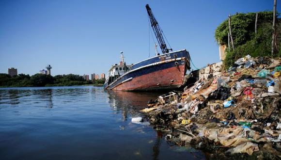 La basura se acumula junto a un viejo buque de carga de combustible hundido en la orilla del lago de Maracaibo, Venezuela. (Foto: REUTERS / Leonardo Fernandez Viloria).