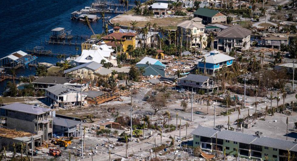 Muestra casas destruidas tras el paso del huracán Ian en Fort Myers Beach, Florida.