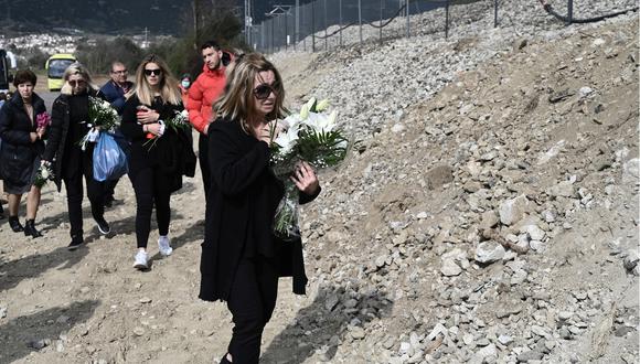 Los familiares de las víctimas llegan antes de una oración conmemorativa el 9 de marzo de 2023, en el lugar de un accidente de tren que mató a 57 el 28 de febrero, en el peor desastre ferroviario de Grecia, cerca de la ciudad central de Larissa. (Foto de Sakis MITROLIDIS / AFP)