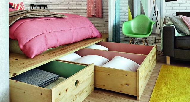 La cama se puso a una altura de 30 cm, para ubicar planchas de pino y cajones. (Espacio de INT2 Architecture, Rusia)