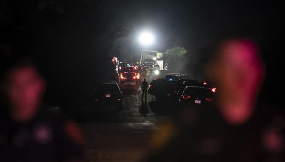 Un socorrista camina por la escena donde se descubrió un camión con remolque con migrantes dentro de las afueras de San Antonio, Texas, el 27 de junio de 2022. (Foto de Sergio FLORES / AFP)