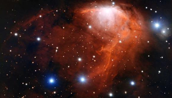 Una enorme masa de hidrógeno se 'derrama' en el vacío estelar
