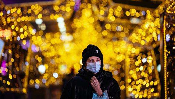 La OMS resaltó que las reuniones en espacios interiores pueden ser especialmente peligrosas porque se juntan grupos de personas de diferentes hogares y edades. (Foto: Dimitar DILKOFF / AFP)