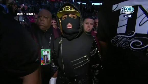 Floyd Mayweather hizo su ingreso al T-Mobile Arena de Las Vegas cubierto con una máscara negra para pelear ante Conor McGrecor. (Captura)