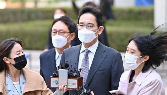 Lee Jae-yong, vicepresidente de Samsung Electronics y líder de facto del Grupo Samsung, se va después de recibir su veredicto por usar ilegalmente el anestésico propofol, en el Tribunal del Distrito Central de Seúl. (Foto: Anthony WALLACE / AFP). )
