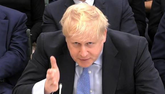 El ex primer ministro británico Boris Johnson hace su declaración de apertura mientras asiste a una audiencia del Comité de Privilegios Parlamentarios, en el centro de Londres el 22 de marzo de 2023. (Foto de PRU / AFP)