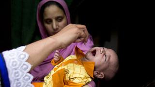 Pakistán: detienen a 500 padres por no vacunar a sus hijos