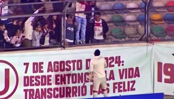 El gesto de Alex Valera con un hincha tras el Universitario vs. UTC. (Captura: GOLPERU)