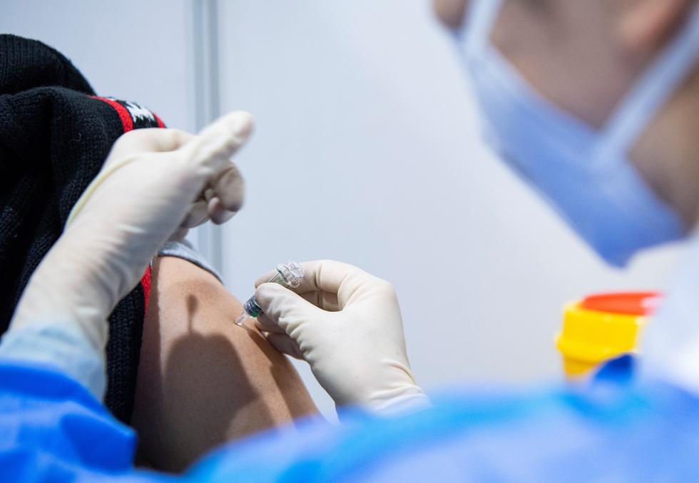China está vacunando a miles de personas al día para cumplir con el objetivo de completar la inoculación a personas con riesgo alto de contagio de coronavirus antes de que comience el periodo vacacional del Año Nuevo lunar, el próximo 12 de febrero, informaron los medios oficiales. (Texto: EFE / Foto: Reuters).